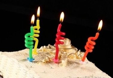 파라핀유 물자 SGS 승인을 가진 약하게 주문을 받아서 만들어진 꼬이는 생일 초