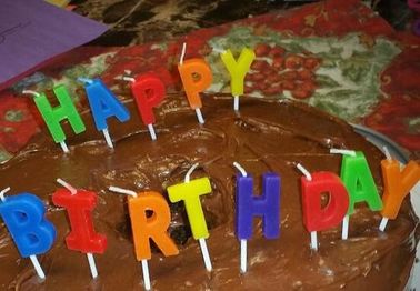 무작위 색깔 편지 생일은 Handmade 눈물 없는, 축 생일 초를 불빛에 비춰 조사합니다